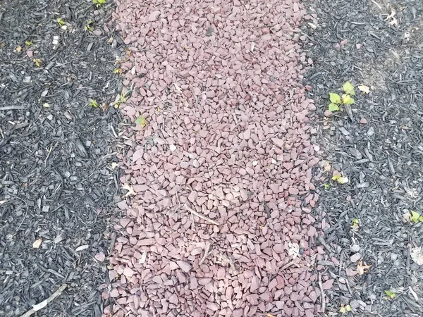 Mulch marrom ou lascas de madeira e rochas vermelhas — Fotografia de Stock