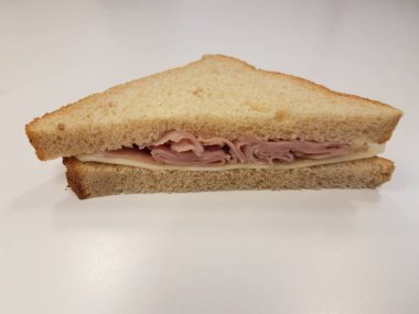 jambonlu peynirli sandviç ve ekmek beyaz yüzey ya da masa üzerinde