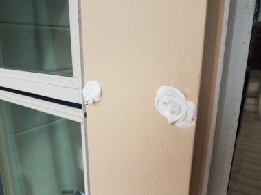 Evdeki hasarlı metal pencere çerçevesindeki delik dolduruldu ya da onarıldı