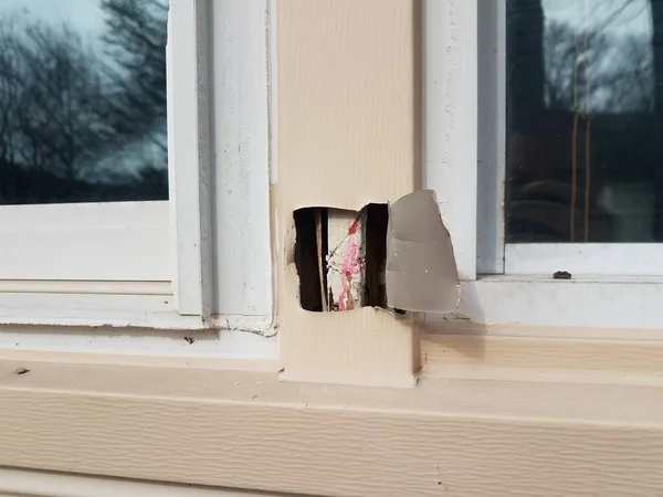 Otvor v poškozeném kovovém rámu okna na domě — Stock fotografie