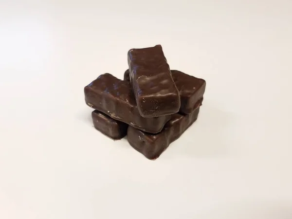 Chocolate negro barras de caramelo en la superficie blanca — Foto de Stock