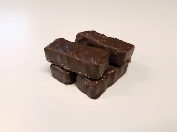 白色表面的黑巧克力糖块 — 图库照片