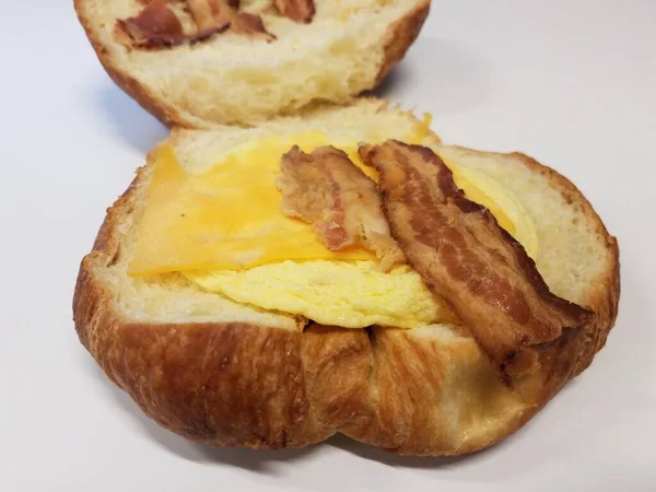 Croissant with bacon and cheese and egg — Stock Photo, Image