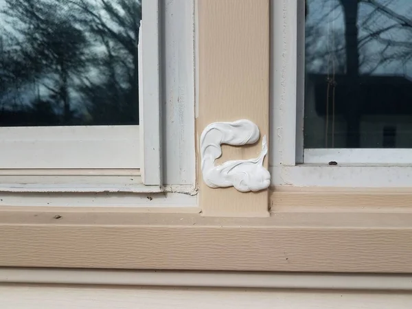 Buraco na moldura metálica danificada da janela na calafetar bruxa da casa — Fotografia de Stock