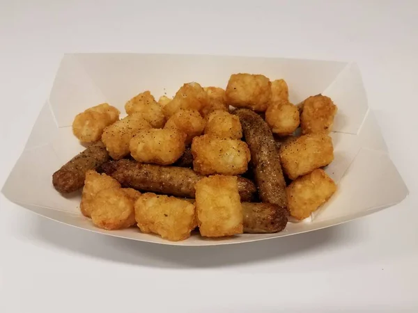 Turkey sausage and tater tots in white container — Zdjęcie stockowe