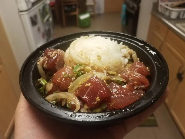 Tazón de mano de atún crudo y cebolla y arroz —  Fotos de Stock