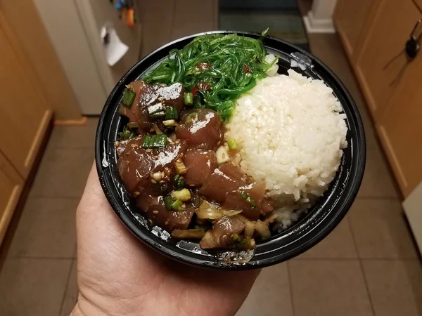 Tazón de mano de atún crudo y algas marinas y arroz en la cocina —  Fotos de Stock