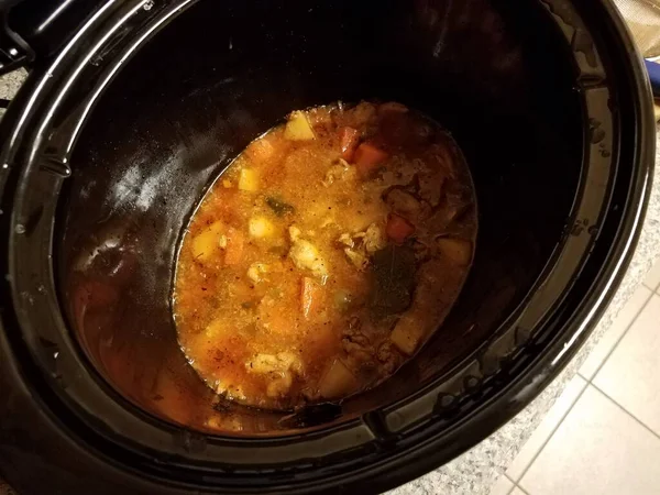 Cooking chicken and potato and carrot stew in pot — Stock fotografie