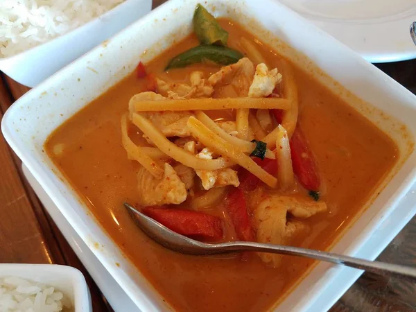ไก่เผ็ดและแกงกะหรี่ไผ่ อาหารไทยกับช้อน — ภาพถ่ายสต็อก
