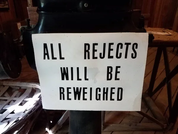 Sign saying all rejects will be reweighted — Zdjęcie stockowe