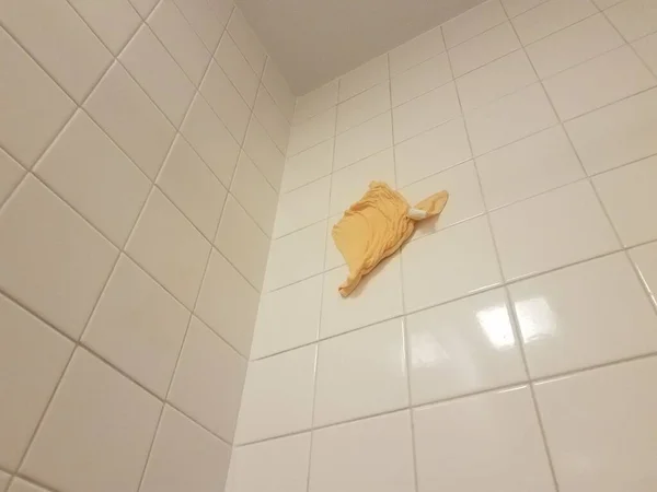 Pano de laranja ou pano preso em telhas do banheiro — Fotografia de Stock