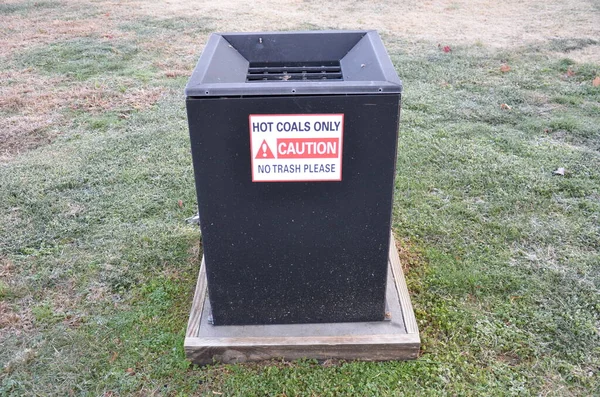 Hot coals only caution no trash please sign — Stock Photo, Image
