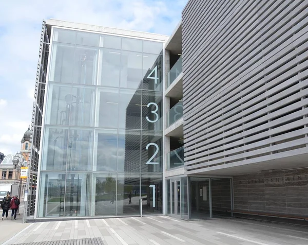 Parking structure with glass and numbers 1 through 4 — Φωτογραφία Αρχείου