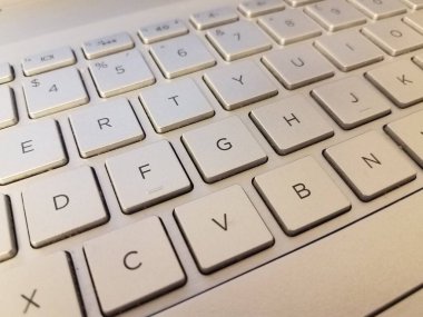 Bilgisayarda harfli gümüş metal tuş takımı