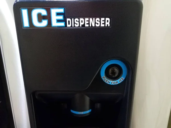 Máquina dispensadora de hielo en el hotel con pulsador de botón de hielo —  Fotos de Stock