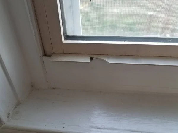 Pieza de plástico rota o dañada en la ventana vieja — Foto de Stock