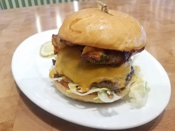 Гамбургер з сиром і фаршированим перцем з беконом — стокове фото