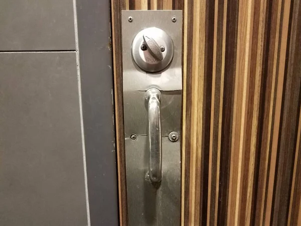 Porte de salle de bain en bois avec serrure et poignée en métal cassé — Photo