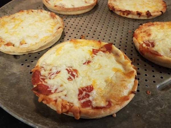 Pizzas de pepperoni y queso en bandeja para hornear de metal —  Fotos de Stock