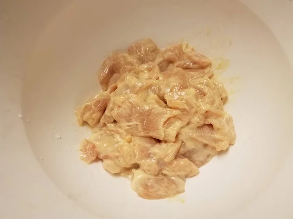 Marinated raw chicken or poultry in white bowl or container — Φωτογραφία Αρχείου
