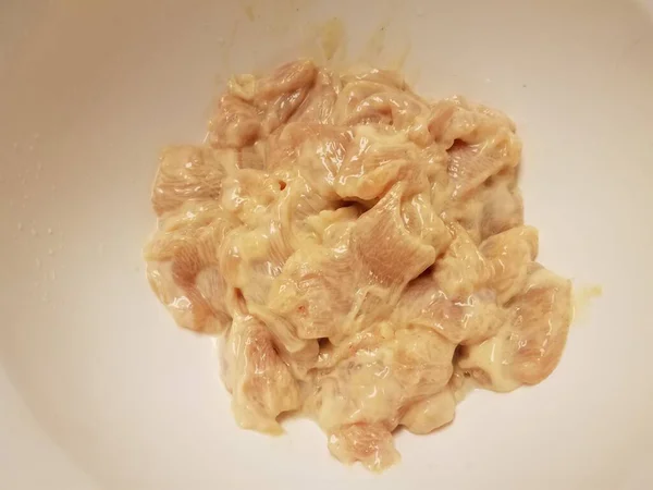 Marinated raw chicken or poultry in white bowl or container — Φωτογραφία Αρχείου