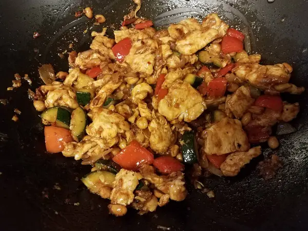 Chicken meat cooking in frying pan with peppers — ストック写真