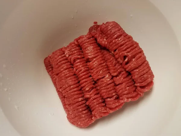 Carne vermelha moída em tigela branca — Fotografia de Stock