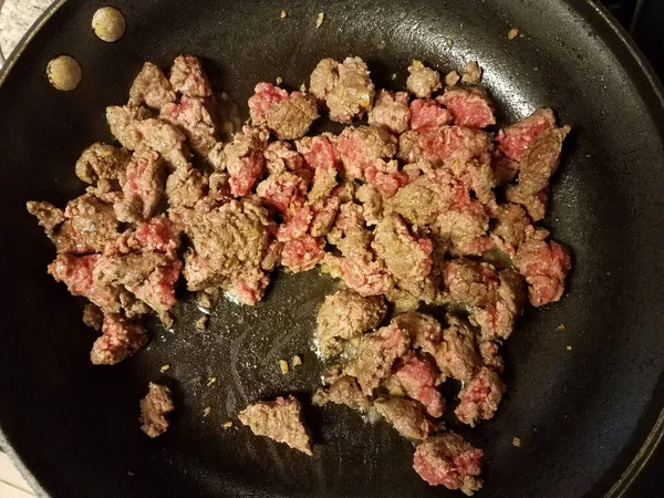 Carne moída crua e cozida na frigideira — Fotografia de Stock