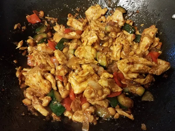 Chicken and zucchini and peppers in frying pan — Stock Photo, Image