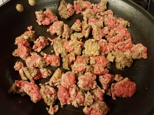 Carne cruda y cocida en sartén con aceite —  Fotos de Stock