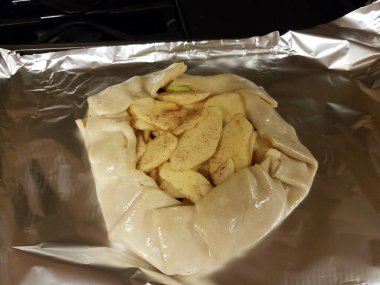 Metal folyoda hamurlu elmalı turta.