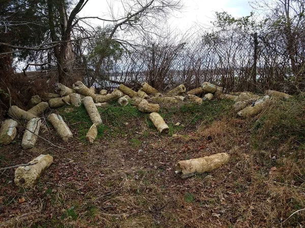 Eski metal direkler veya yerde çimento olan işaretler.