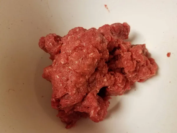 Carne de bovino moída em bruto em recipiente branco — Fotografia de Stock