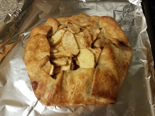 Tarte aux pommes avec pâte sur papier métallique cuisson — Photo