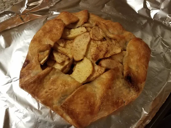 Torta de maçã com massa no cozimento de folha metálica — Fotografia de Stock