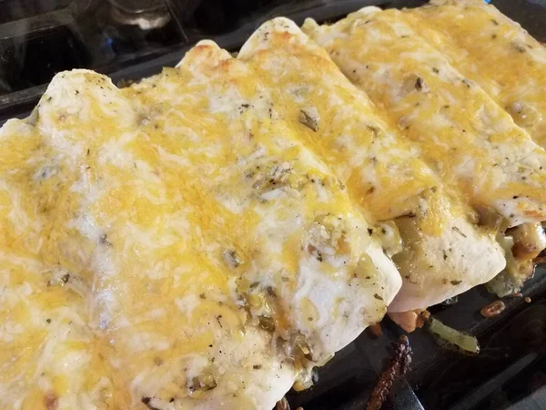Enchiladas al horno con queso en bandeja de vidrio sobre estufa —  Fotos de Stock