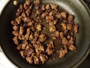 Kızartma tavasında kızarmış et ve yağ.