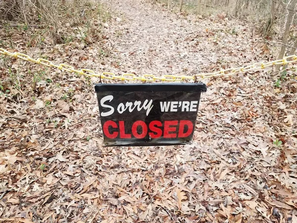 Lo siento se cerraron signo y cadena amarilla en el sendero o camino — Foto de Stock