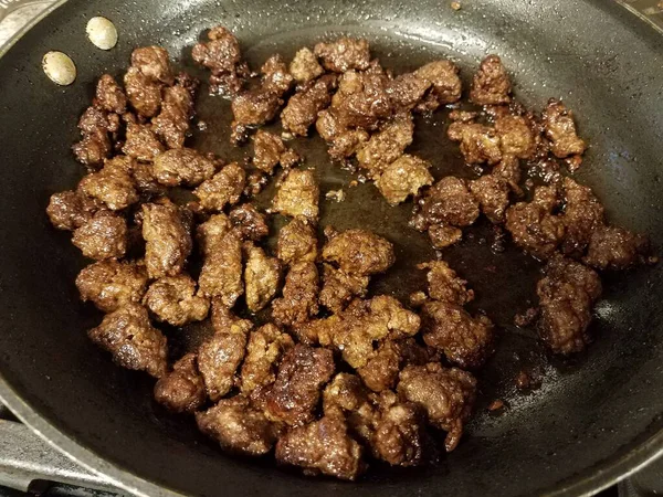 Gemalen rundvlees koken in koekenpan met olie — Stockfoto