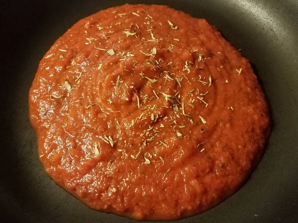 Rode tomatensaus in koekenpan of pan — Stockfoto