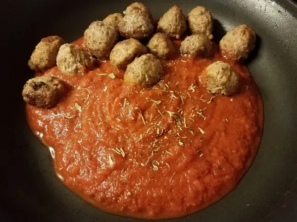 Rote Tomaten-Nudelsoße und Frikadellen in Pfanne oder Pfanne — Stockfoto