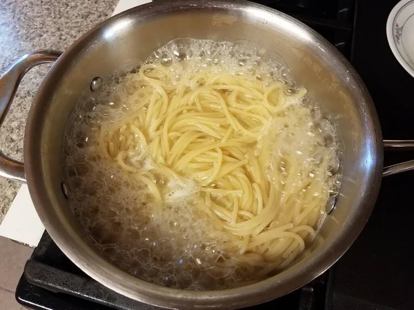 Pentola di spaghetti in acqua bollente sul fuoco — Foto Stock