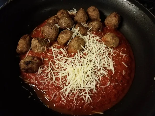 Molho de massa de tomate vermelho e almôndegas com queijo em frigideira ou panela — Fotografia de Stock