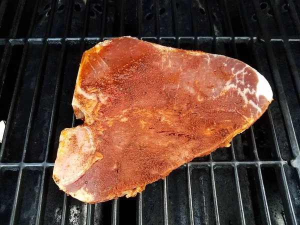 Carne de bife na churrasqueira com molho vermelho — Fotografia de Stock