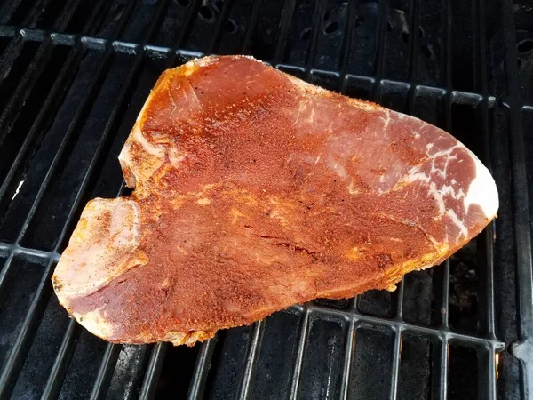 Carne de bife na churrasqueira com molho vermelho — Fotografia de Stock