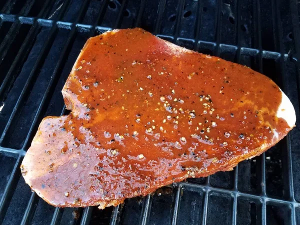 Carne de filete en la parrilla barbacoa con salsa roja —  Fotos de Stock