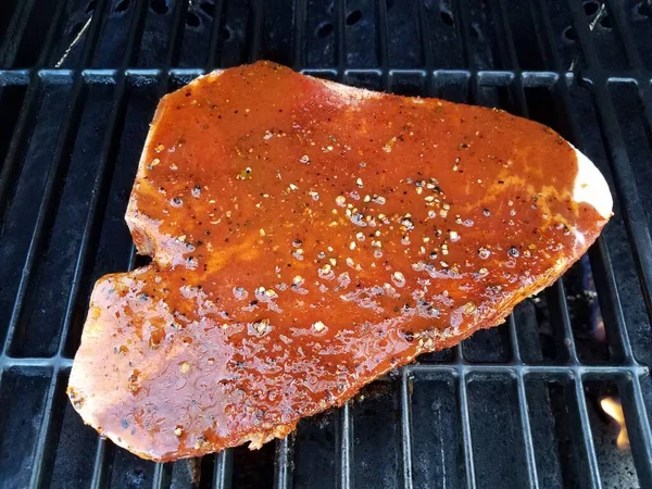 붉은 소스를 곁들인 바베큐그릴 위의 스테이크 고기 — 스톡 사진