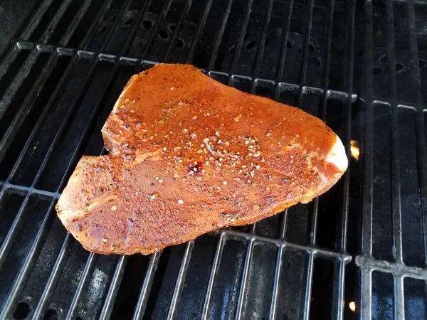 Mięso stek na grillu z czerwonym sosem — Zdjęcie stockowe