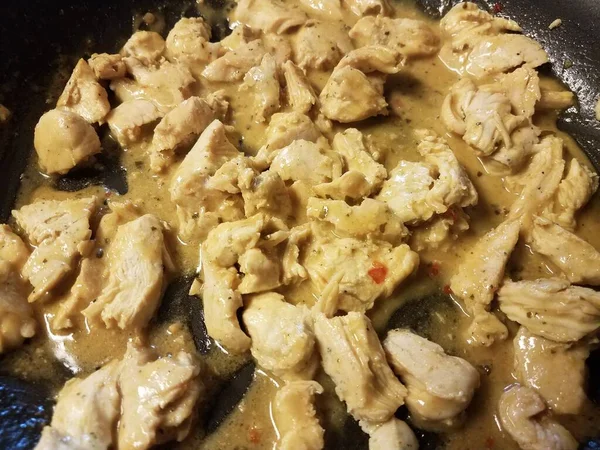 Carne di pollo con salsa al curry in padella — Foto Stock