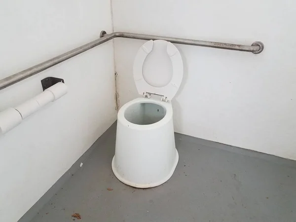Белый туалет с туалетной бумагой в ванной комнате — стоковое фото